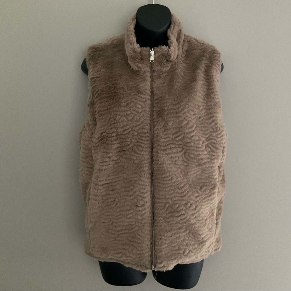 FEVER NWT Reversible Vest: Faux Fur  and Quilted Satin. Size Medium.